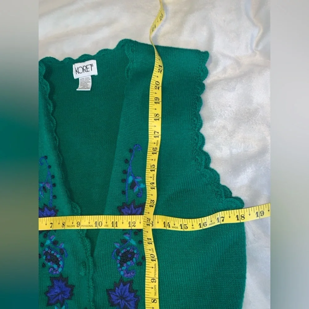 Koret vintage Green Cardigan Purple blue Floral Embroidery scalloped vneck small